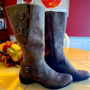 ECCO Women’s BRand New, NEVER worn destressedleather boot Size 41(10). Comfort